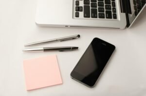 Read more about the article How to Use Writing to Build a Strong Online Presence