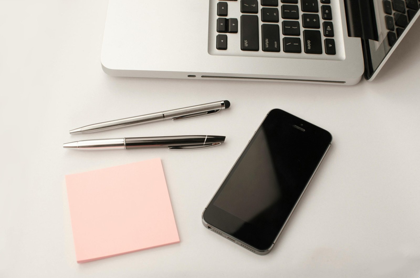 Read more about the article How to Use Writing to Build a Strong Online Presence