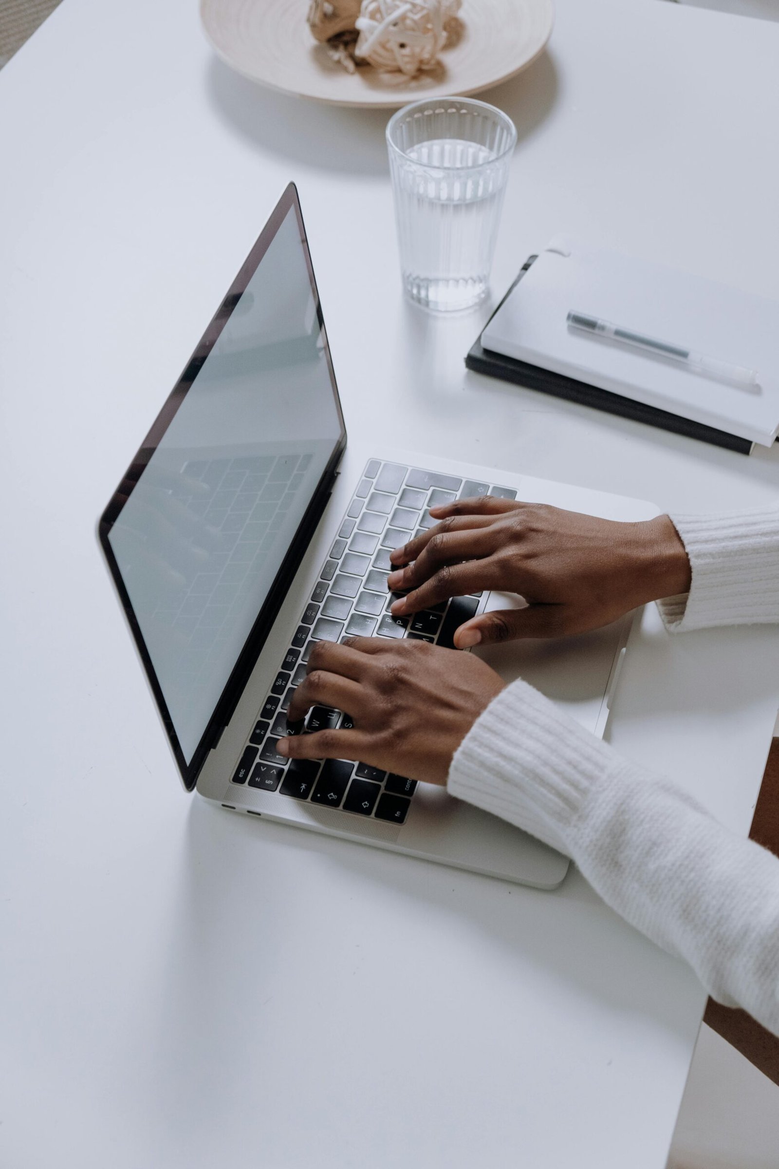 Read more about the article How to Build a Sustainable Income from Online Writing Jobs